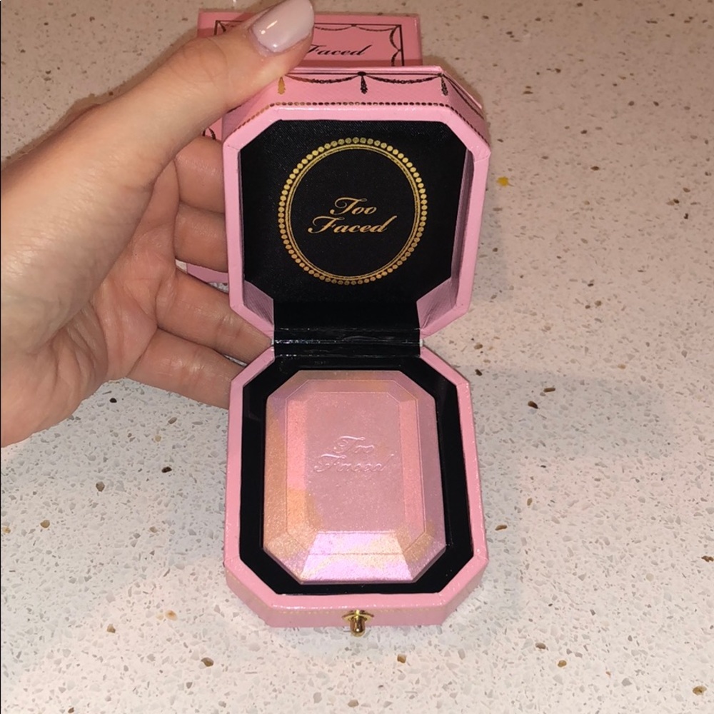 Too Faced diamond light highlighter
